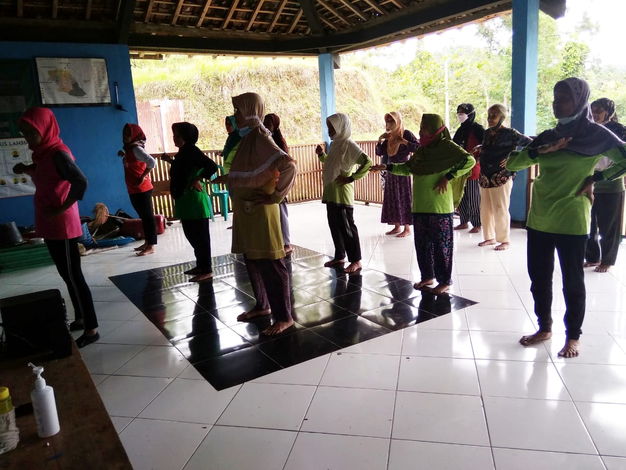 Hujan Tak Surutkan Lansia Sangkrek untuk Mengikuti Senam Bersama